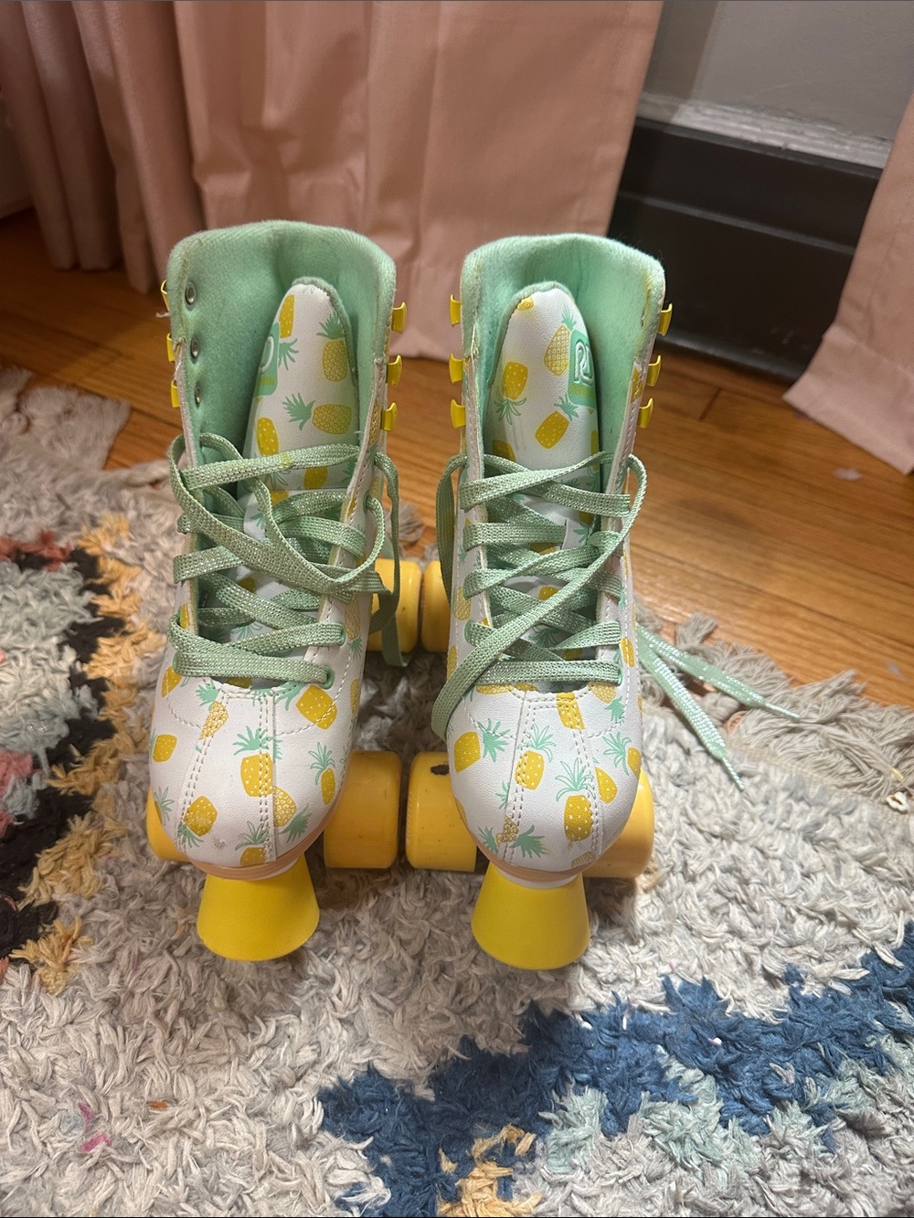 Like New 🛼Pineapple Print adjustable Roller Skates in Mint & Yellow